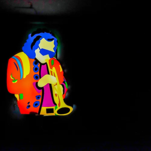 Vibrante foto professionale per siti web di un musicista jazz con tromba, illuminata da colori vivaci su sfondo nero, ideale per un fotografo per Instagram.