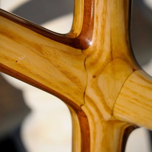 Foto professionale per siti web di un dettaglio artistico in legno, con venature naturali e un'incantevole finitura lucida, ideale per un fotografo per Instagram che cattura texture uniche