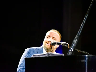 Foto di un pianista Raphael Gualazzi in primo piano durante un'esibizione, ripresa dal fotografo eventi Torino.